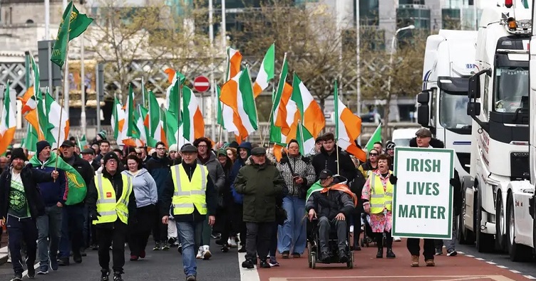 Протестующие фермеры в Дублине напомнили правительству, что жизни ирландцев также важны. Фото: Peter Morrison/AP Photo/picture alliance