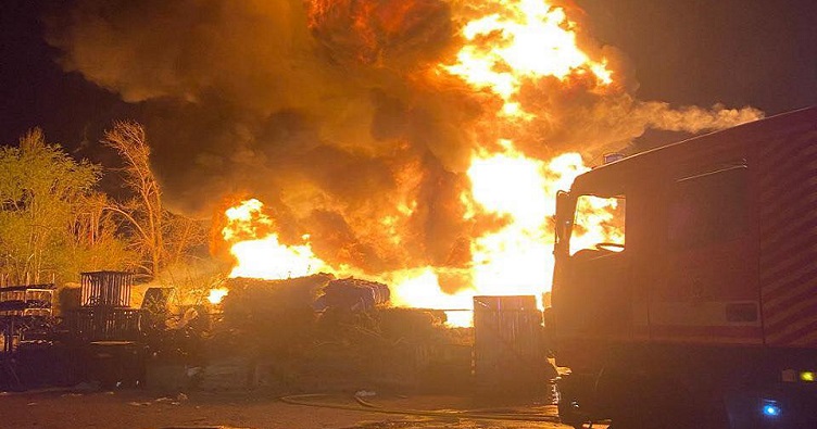 В Оболонском районе столицы произошло возгорание припаркованных автомобилей. Фото: ГСЧС Киева