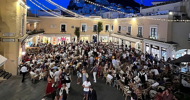 Навязчивый сервис создает проблемы как для туристов, так и для местных жителей и полиции.