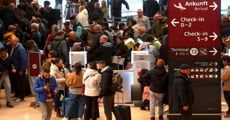 Даже если пассажиры не успевают пройти погранконтроль из-за многочасовых очередей, самолеты улетают без них.