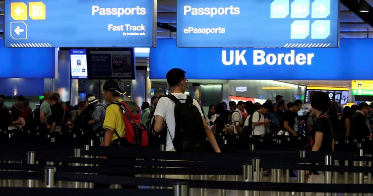 Потрапивши до Британії за студентською чи туристичною візою, багато іноземців шукають шляхів, щоб отримати притулок у цій країні, іноді — в обхід закону. Фото: Fаbrizio Bеnsch/ Rеutеrs