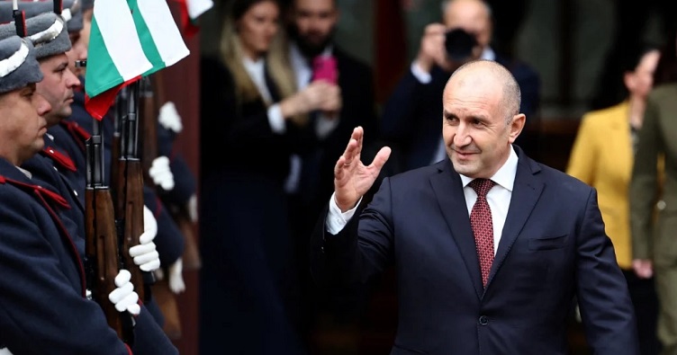 Екс-президент Румен Радєв обіцяє боротися з корупцією і налагодити діалог з рф, але рішучих дій болгарські аналітики від нього не чекають. Фото: Stoyan Nenov / Reuters