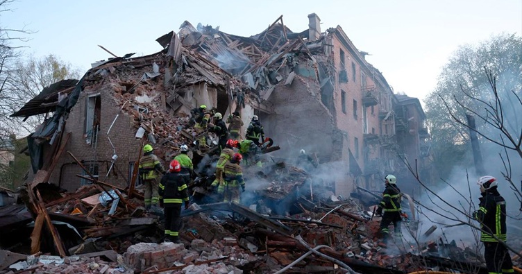 В Днепре в результате удара частично разрушен 4-этажный многоквартирный жилой дом. Фото: ГСЧС Днепропетровщины