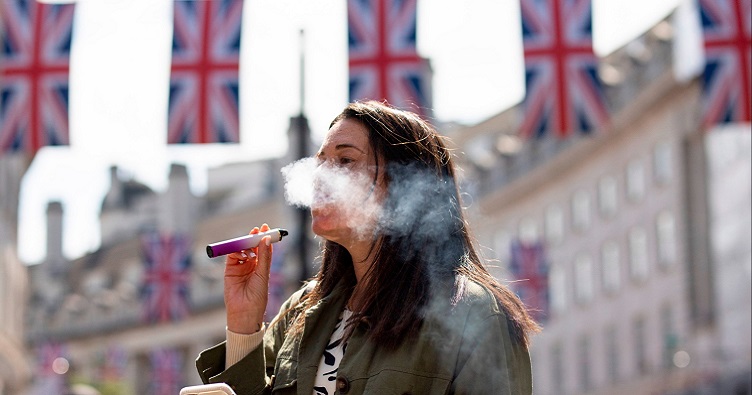 Британія зробила перший крок до того, щоб із спливом часу куріння повністю зникло на її території.