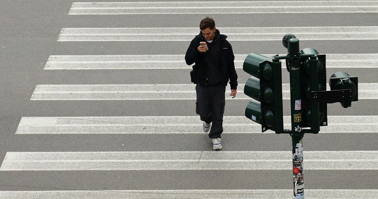 «Зависающих» в смартфоне пешеходов «умный» светофор предупредит о запрете на движение.