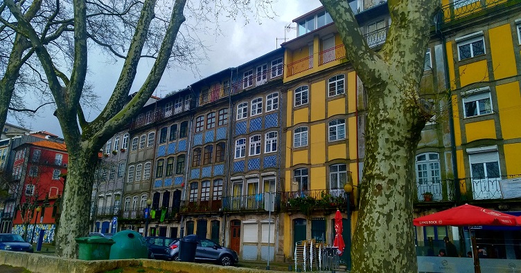 Керамической сине-белой плиткой «азулежу» украшены фасады многих домов как в Лиссабоне, так и во многих других городах Португалии.