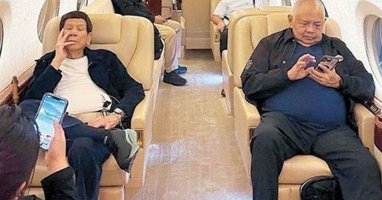 Колишній президент Родріго Дутерте (ліворуч) у супроводі колишнього виконавчого секретаря Сальвадора Медіальдеа чекає в літаку рейсу до Гааги. Фото: Philstar.