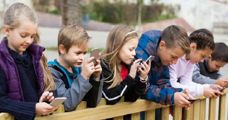 Даже находясь на улице в компании сверстников многие дети, увы, «зависают» в соцсетях, вместо того, чтобы играть и общаться.
