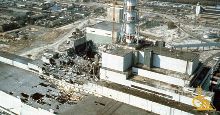 Так виглядала Чорнобильська АЕС у травні 1986 року: від вибуху будівля енергоблоку частково обрушилася.