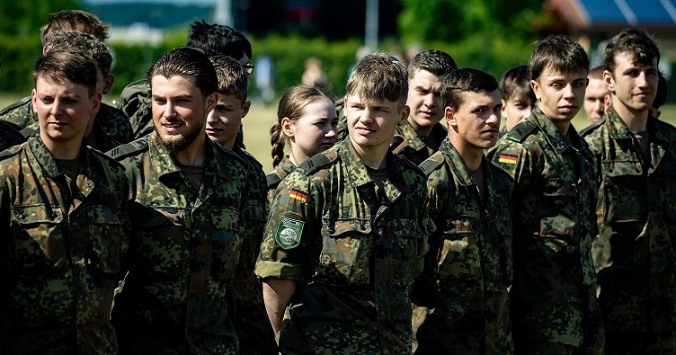 Перспектива службы в вооруженных силах увеличивает число заявлений об отказе от военной службы по соображениям совести. Фото: Emmanuele Contini/ picture alliance/ NurPhoto 