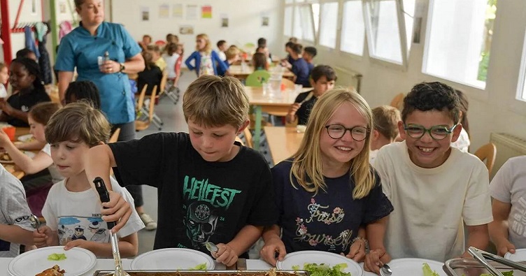 За оцінками фахівців, зі звичайним посудом рівень шуму у шкільній їдальні коливається від 80 до 85 дБ. Фото: Marc Ollivier/Ouest-France