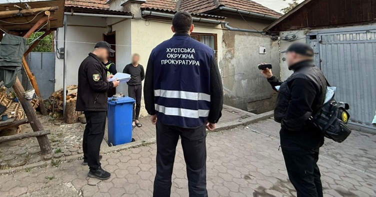 Правоохоронці провели 10 обшуків, вилучивши речові докази, зокрема банківські картки, мобільні пристрої та інше.