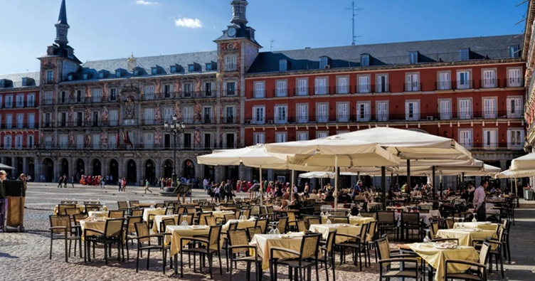 Во время метеотревог отдыхающие могут обнаружить, что обслуживание на террасах приостановлено, тогда как залы внутри заведений остаются открытыми.