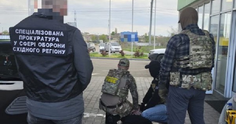 Оба подозреваемых были задержаны сразу после получения денег. Фото: Прокуратура Украины.