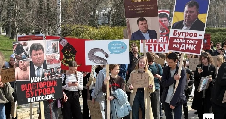 На початку квітня біля червоного корпусу КНУ відбулися акції протесту студентів з вимогами відставки ректора. Фото: Денис Булавин/hromadske