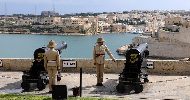 Нового канонира снабдят формой артиллериста XIX века и объяснят, как выполнять обязанности.