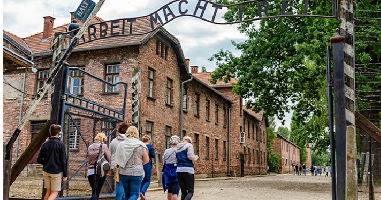 Доказательство посещения мемориального комплекса Аушвиц-Биркенау полицейский должен предъявить суду в течение года.