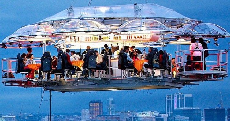 Проект Dinner in the Sky был запущен в Бельгии в 2006 году, и с тех пор «небесные заведения» открывались в самых разных точках мира