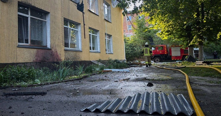 В результате ночной атаки в Фастовском районе повреждены детский сад и жилые дома. Фото: ГСЧС Киевщины