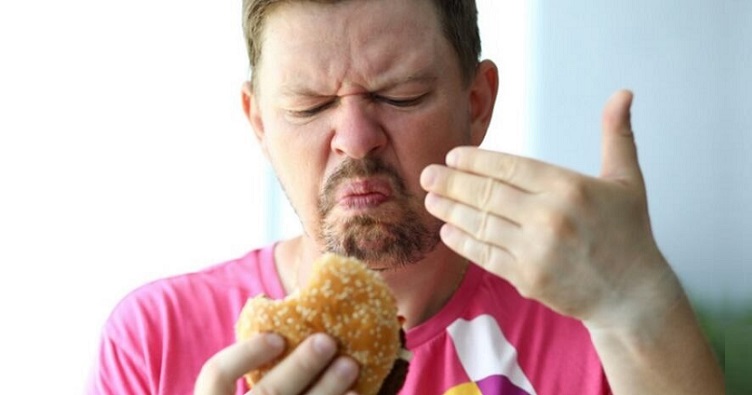 Зрозуміло, що свіжість продукту можна визначити і за запахом, але зробити це в магазині не завжди можливо.