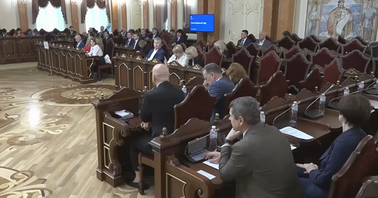Пленум ВС не припинив роботу навіть через повітряну тривогу, але майже всі рішення щодо внесення подань до КС обговорювалися без трансляції.
