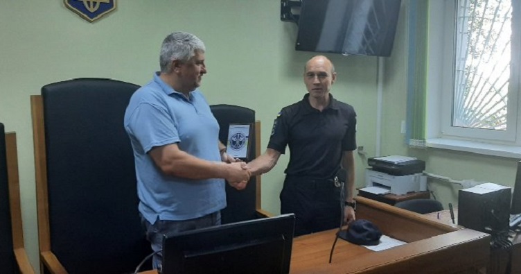 Віктор Маренюк (ліворуч) вітає судових охоронців з початком несення служби в суді. Фото: сайт суду, 2023 рік.