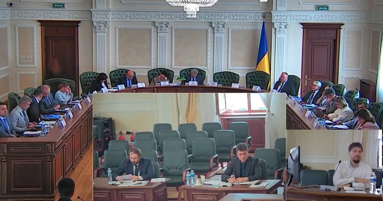 Александр Бондаренко (на фото — в центре слева) объяснил, что напряженные отношения с коллегами возникли еще в 2023 году.