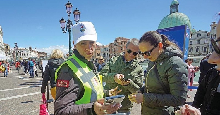 У ключових точках Венеції чергують співробітники, які перевіряють у гостей QR коди та штрафують «зайців» — від €50 до 300.