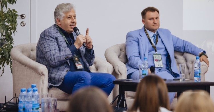Семен Ханин (слева) во время модерирования второй сессии форума «IUS PUBLICUM 2026»