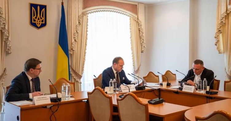 За год работы ВСК во главе с Сергеем Власенко (в центре) обнаружила главный недостаток реформ: добродетель стала инструментом двойных стандартов, манипуляций и неформального влияния.
