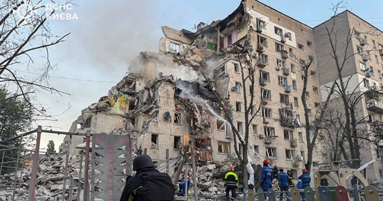 У Дарницькому районі столиці частково зруйновані кілька житлових багатоповерхівок та приватних будинків. Фото: ДСНС у м.Києві