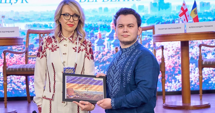 Награду победителю конкурса Валерию Желнину вручила судья Конституционного Суда, председатель постоянной комиссии по вопросам научного обеспечения Оксана Грищук.