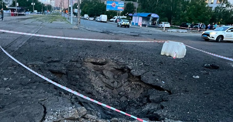 В Дарницком районе столицы ракета попала в проезжую часть, произошло возгорание электрощитовой регулировки светофоров. Фото: ГСЧС Киева.