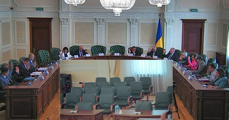 После продолжительного обсуждения в специальном помещении члены Рады договорились отложить этот вопрос до 21 июля.