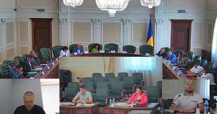 Власне сам Олег Погрібний на засідання не з’явився, бо, за словами його представниці (на фото — в центрі) проходить військову службу.