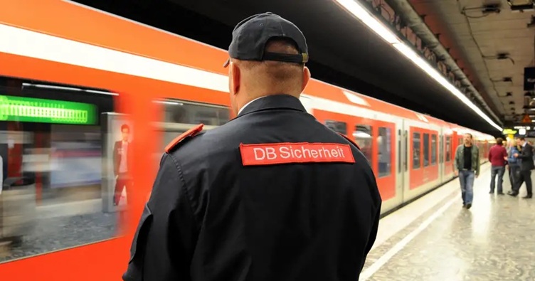По замыслу Deutsche Bahn, следить за соблюдением нововведения должны как сотрудники службы безопасности железнодорожного концерна, так и полиция.