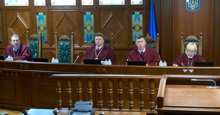 Судья-докладчик по этому делу Олег Первомайский (крайний слева).