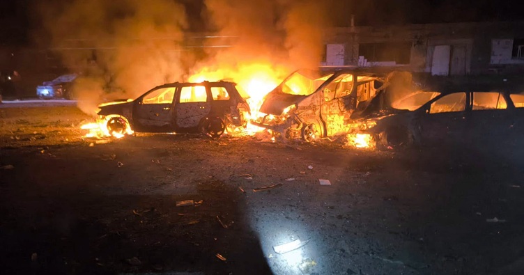 У Деснянському районі Києва вогнеборці ліквідували загоряння складської будівлі, а також 10 легковиків і вантажівки на парковці. Фото: ДСНС Києва