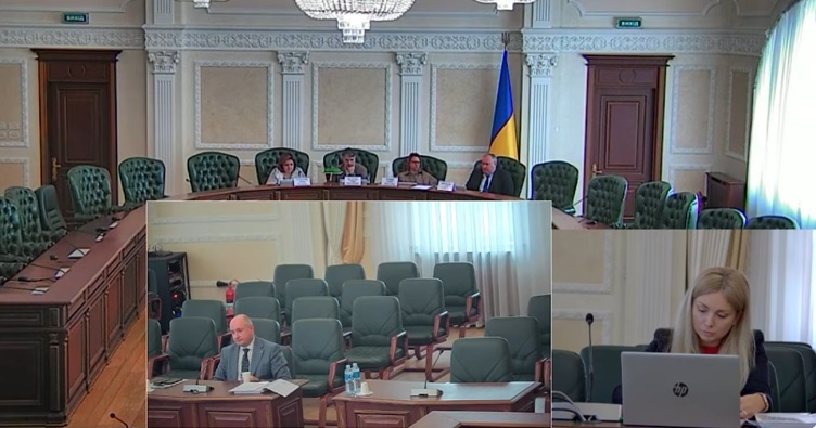 Сам судья в заседание не прибыл, а его интересы представлял адвокат Ростислав Кравец (на фото – слева в центре).