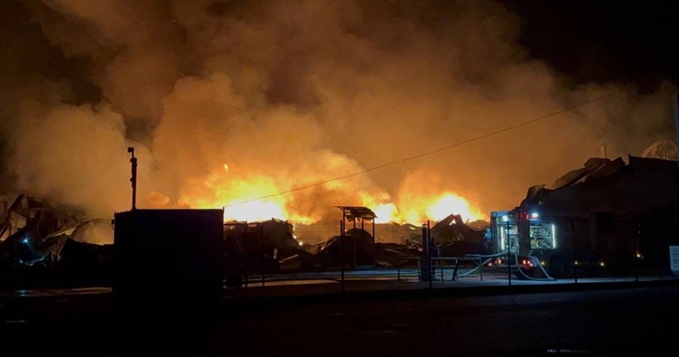 У Броварському районі триває ліквідація масштабних пожеж складських будівель у м.Бровари, смт Велика Димерка, с.Квітневе та с.Перемога. Фото: ДСНС Київщини