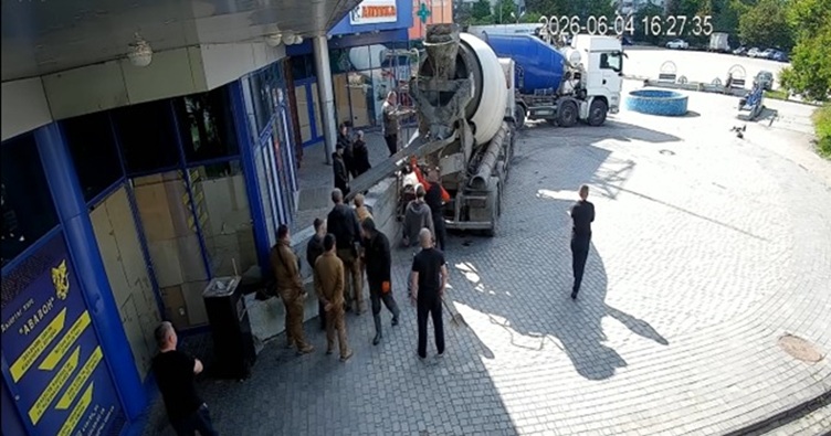 Камери відеоспостереження зафіксували як нахабно діють «тітушки», аби заблокувати роботу супермаркету.