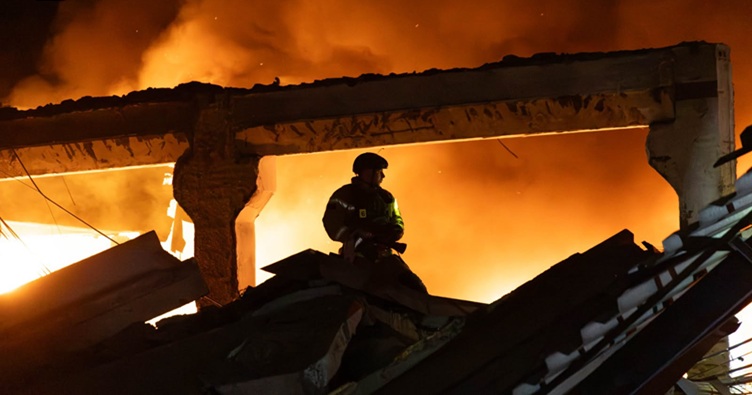У Шевченківському районі столиці ракета спричинила пожежу у складському приміщенні, одна особа постраждала. Фото: ДСНС Києва