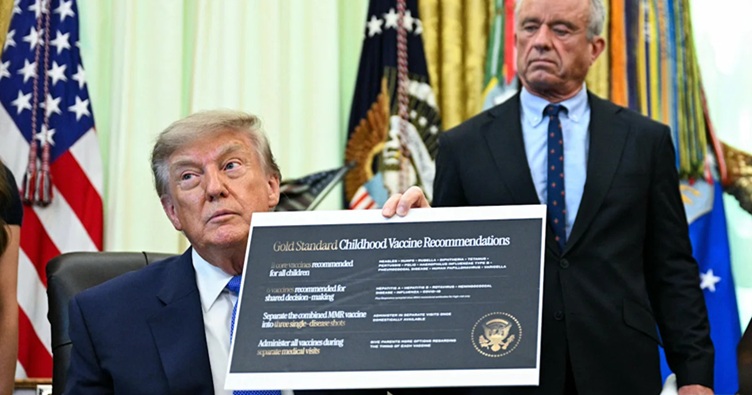 Дональд Трамп назвав свій указ «великою перемогою для батьківських прав, релігійних та конституційних свобод та для науки найвищого рівня». Фото: Jim Watson/AFP via Getty Images