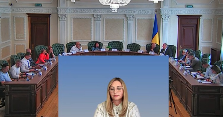 Юлії Гаврильченко (в центрі) не вдалося переконати членів ВРП у тому, що не знала про домовленості секретаря судового засідання із обвинуваченим. Скрин із відео засідання ВРП.