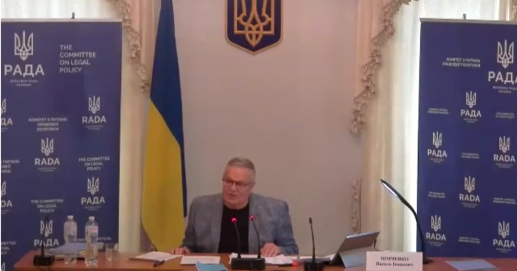 И без того высокий градус дискуссии сдерживал дистанционный формат проведения заседания. Фото: Скриншот с заседания комитета ВР.
