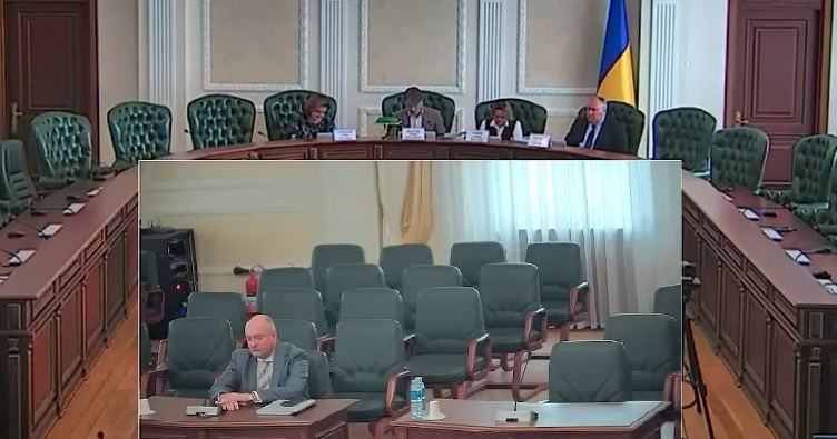 Ростислав Кравец (в центре) нередко пересекался с Романом Маселко (в центре на заднем плане) во время заседаний второй ДП ВРП. Скрин с видео заседания палаты 22.07.2026.