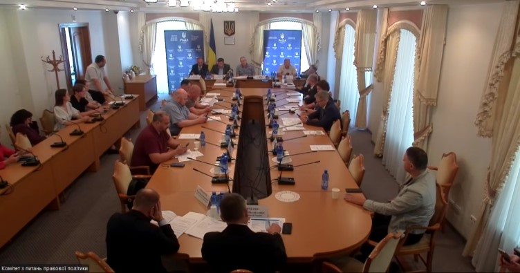 Спроба сісти за один стіл, щоб дійти порозуміння між законотворцями та виконавцями так і не увінчалась успіхом. Фото: Скріншот із засідання Комітету ВР