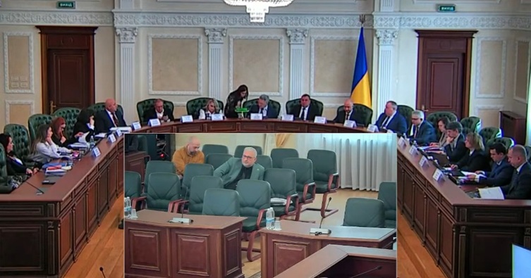 Безпосередньо перед розглядом питання голові ВРП Григорію Усику передали чергове клопотання судді про відкладення засідання. Скрин з трансляції засідання ВРП від 11.03.2025.