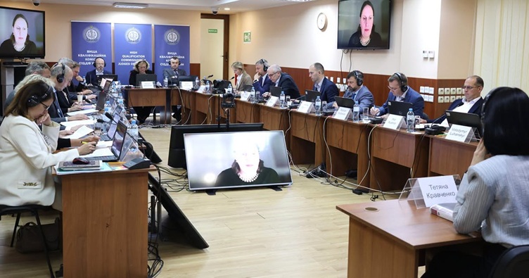 На фото ВККС — співбесіда з Тетяною Кравченко.Аби підписатися на телеграм-канал «ЗіБ» та знати більше про новини судової системи, натисніть на зображення.