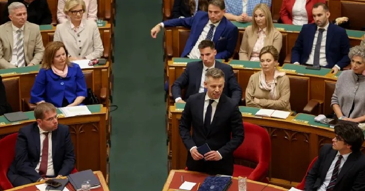 Петер Мадьяр (у центрі) попросив однопартійців підтримати подання прокуратури, щоб довести свою невинність у суді. Фото: Bődey János / Telex
